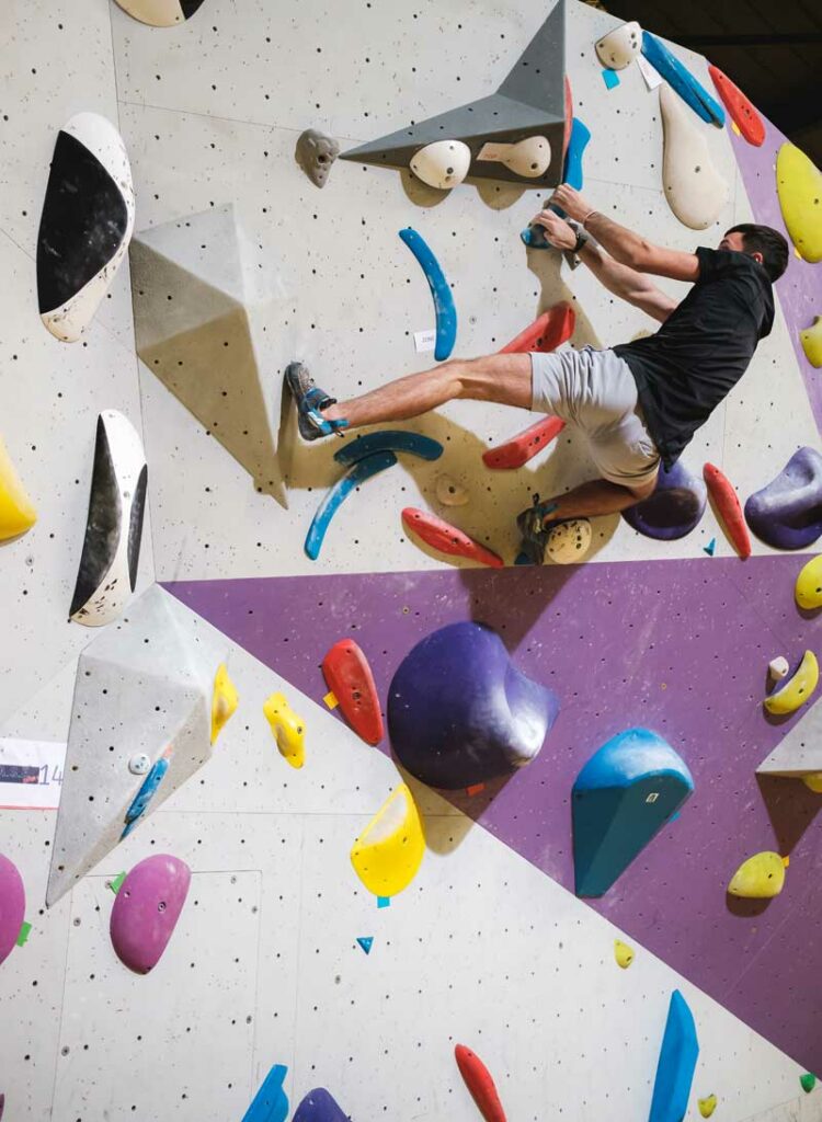 salle escalade de bloc a reims les arts de la grimpe